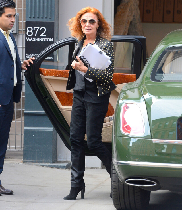 Selv om Diane Von Furstenberg elsker kjoler i deilige farger og mønstre, og gjerne med omslag, g¨r hun ikke av veien for å kle seg i rocka skinnjakker og høye støvletter. Foto: 247PAPS.TV/startraksphoto.com/Al Selv om Diane Von Furstenberg elsker kjoler i deilige farger og mønstre, og gjerne med omslag, g¨r hun ikke av veien for å kle seg i rocka skinnjakker og høye støvletter. Foto: 247PAPS.TV/startraksphoto.com/Al